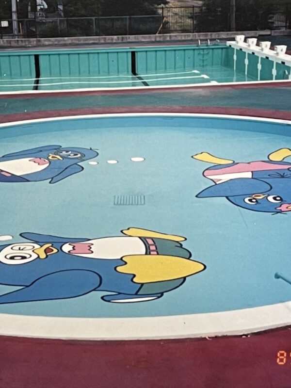 バブル期当時の、幼稚園様よりご依頼のプールへのイラスト描画事例